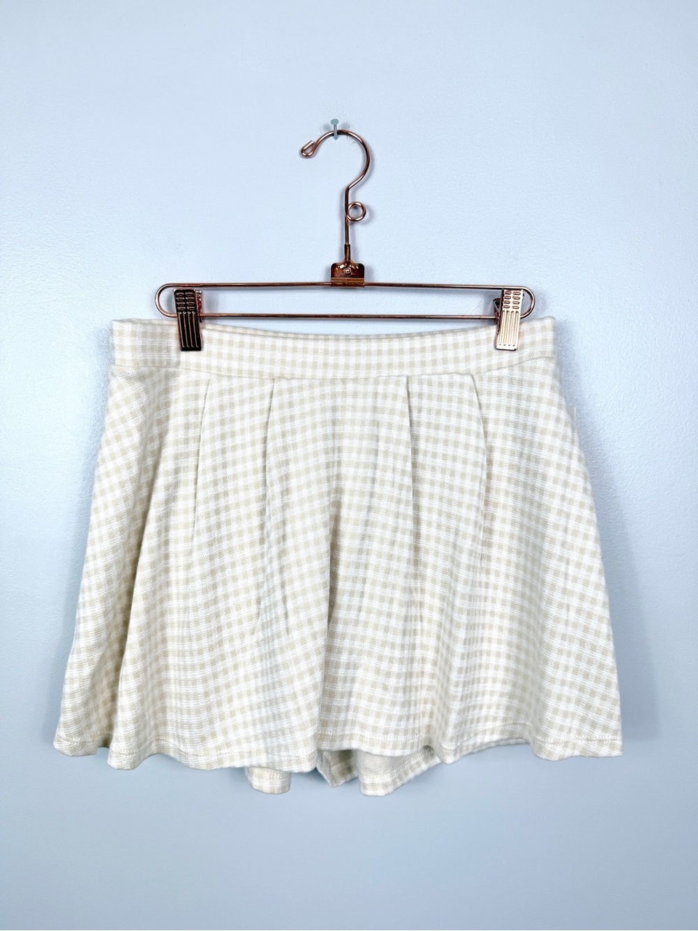NWT Urban Romantics pleated beige/ white stretch skort size medium